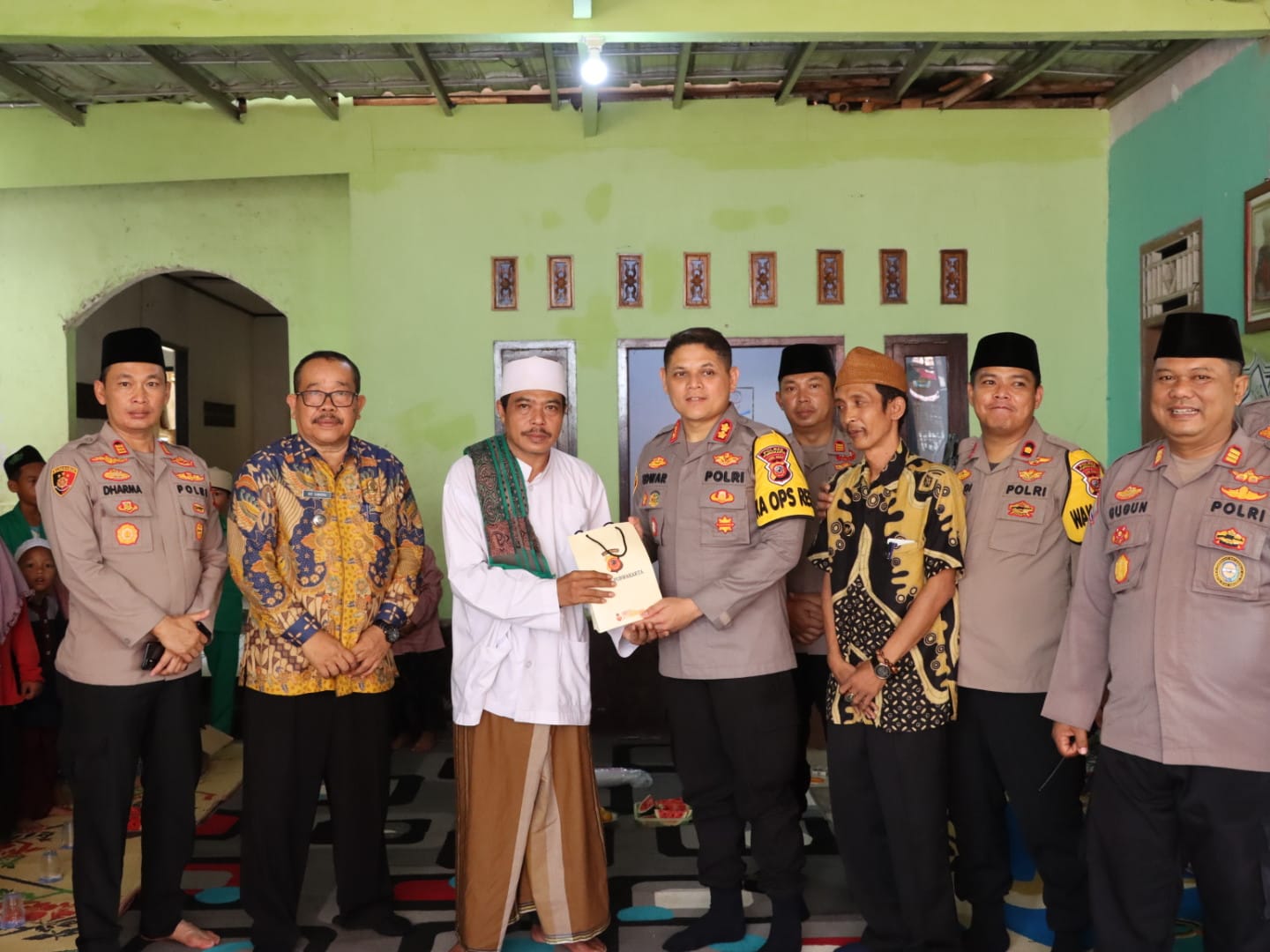 SIMBOLIS: Kapolres Purwakarta AKBP Edwar Zulkarnain saat menyerahkan bantuan pembangunan MCK secara simbolis kepada pengasuh Pondok Pesantren Riyadul Jannah H. Leman.ADAM SUMARTO/PASUNDAN EKSPRES