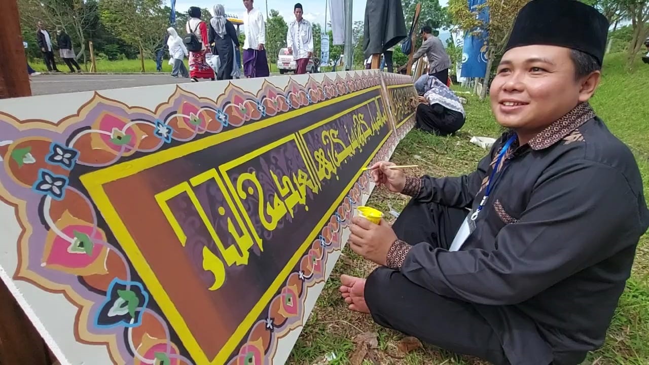 Cetak Rekor MURI, Rangkaian Kaligrafi Santri Bandung Barat Terpanjang 792 Meter 