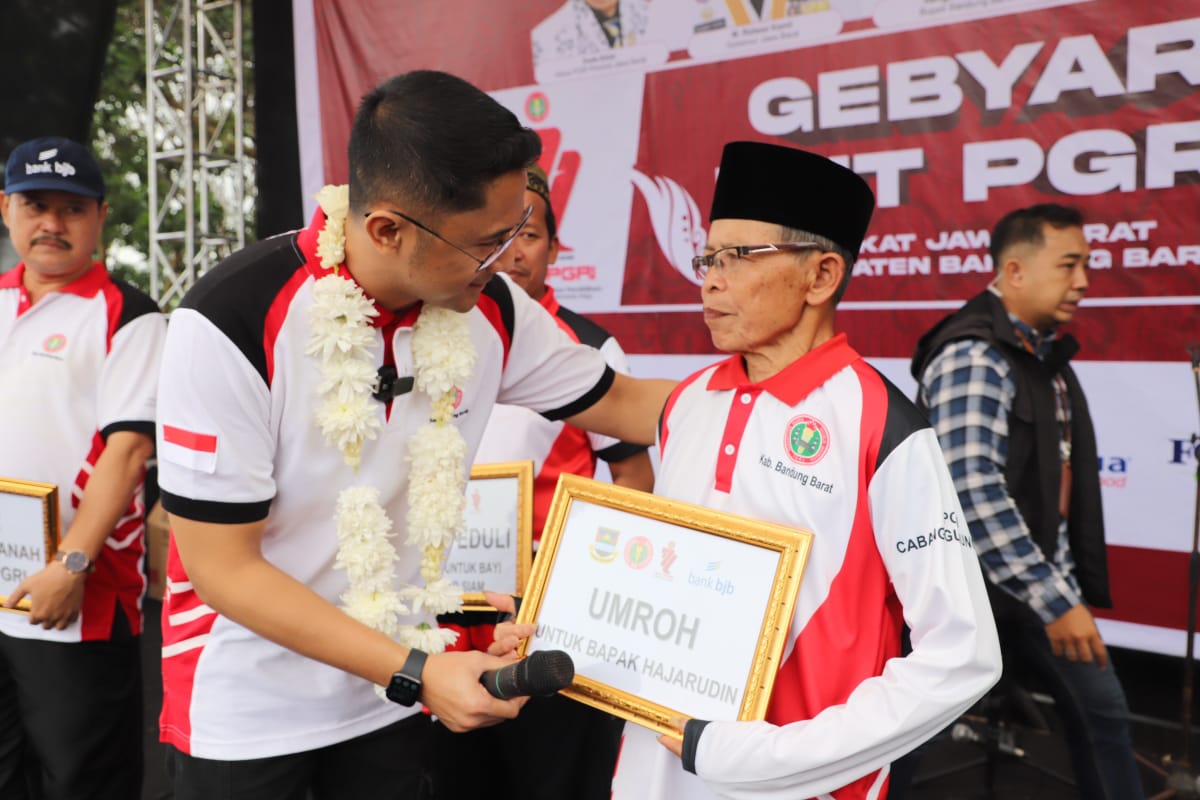 Puluhan Tahun Mengabdi, Kang Hengky Wujudkan Impian Guru Honorer Ini