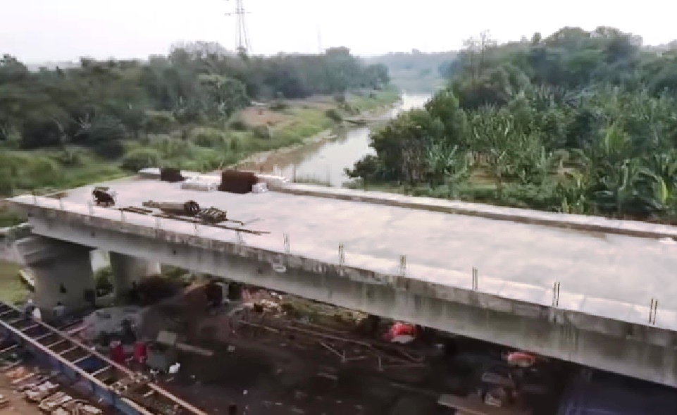 Rampung Tahap Pertama, Dinas PUPR Karawang Bangun Jembatan Anggadita Rumambe Tahap Kedua