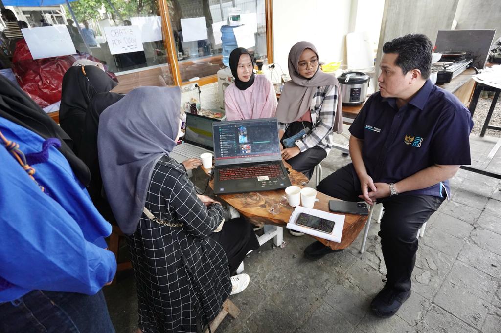 BRI Sediakan Posko Trauma Healing & Dapur Umum, Erick Thohir Apresiasi BUMN & Masyarakat Gotong Royong Bantu Bencana Cianjur