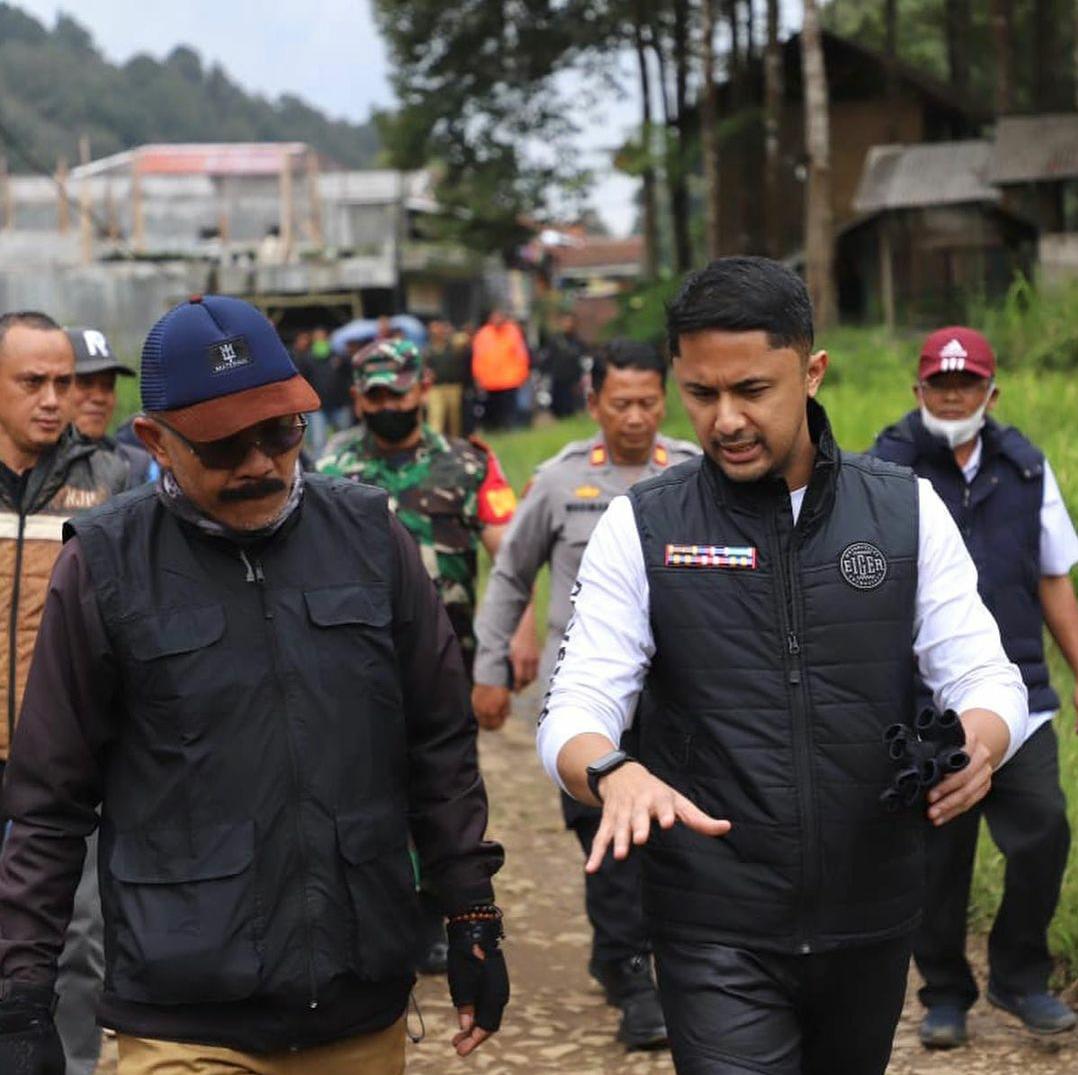 Instagram @hengkykurniawan MENINJAU: Bupati Bandung Barat Hengki Kurniawan meninjau langsung progres perbaikan jalan Kabupaten di wilayah Selatan KBB.