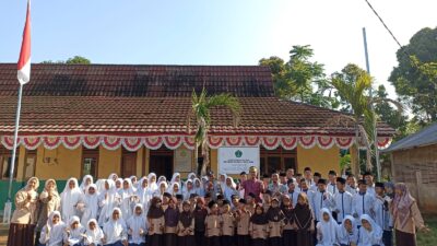 DOK POLSEK BOJONG SOSIALISASI: Personel Polsek Bojong saat memberikan sosialisasi pencegahan kenakalan remaja di sekolah-sekolah yang ada di Kecamatan Bojong, Kabupaten Purwakarta.