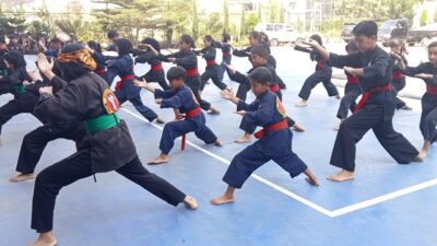 Kepala SMK 45 Lembang Deny Mariana Fasilitasi kegiatan latihan bersama pencak silat perguruan gajah putih wilayah kecamatan Lembang Bandung Barat.