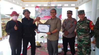 Petani di Cikaum Dapat Bantuan Alsintan