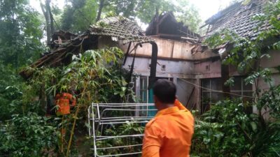 Atap Rumah Ambruk Akibat Angin Kencang