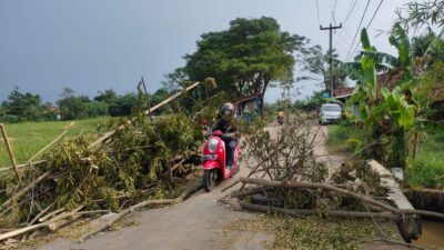 Jalan Cengkong-Kawao Nyaris Ambruk