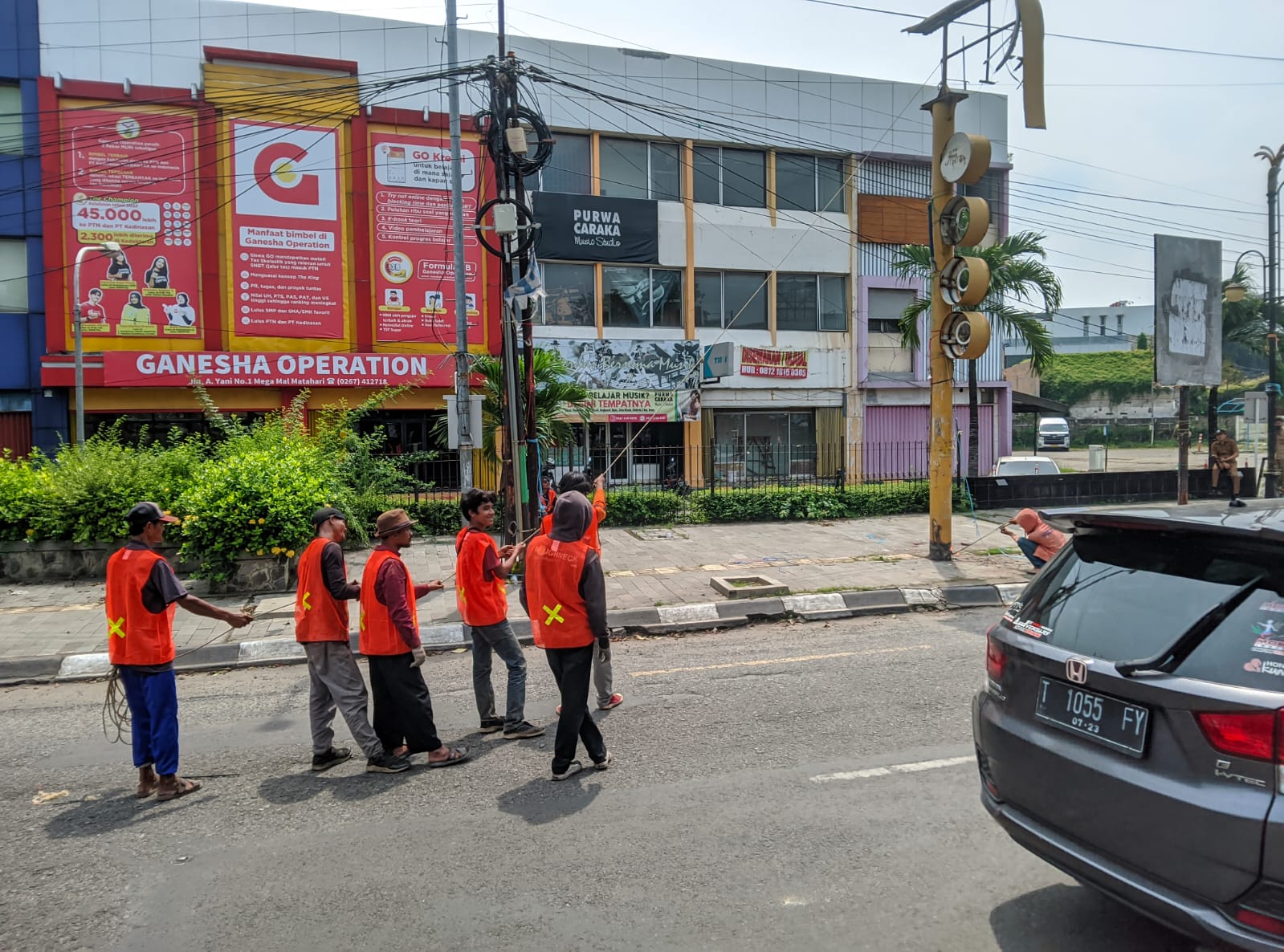 Kontruksi Papan Reklame Tak Berizin di Karawang Dirobohkan