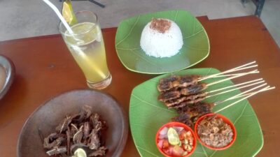 Sate Belut Sange di Kedai Kebon Emak Karawang