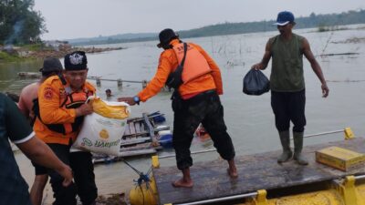 Air Bendungan Sadawarna Meluap, Akses Jalan Terputus Total