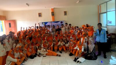 STAI DR. KH. EZ. Muttaqien Edukasi Siswa SMK Kesehatan Mutiara Bangsa Tentang Ekonomi Syariah