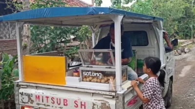 Tak Pernah Libur Tukang Tahu Bulat Tetap Berjualan Selama Lebaran