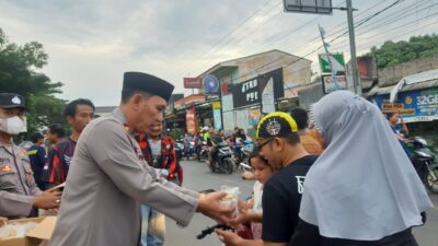 Berbagi Sesama, Polsek Pagaden Bersama Ormas dan Karang Taruna Bagi-Bagi Takjil