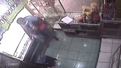 Ibu Muda Gendong Anak Nekat Nyuri di Konter Hape