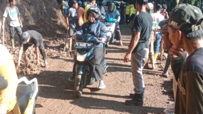 Warga Desa Cirangkong Kecamatan Cijambe meminta Pemerintah Daerah Kabupaten Subang untuk memperhatikan secara maksimal Jalan Raya Lempar - Cirangkong yang sangat rawan terjadi bencana longsor, apabila terjadi hujan