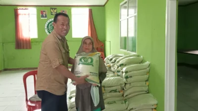 Jelang Lebaran, 1.758 Warga Cibodas Dapat Bantuan Pangan Beras