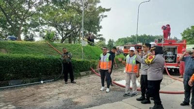 Kapolda Jabar Tinjau Lamgsung Penanganan Semburan Api Di Rest Area KM 86B