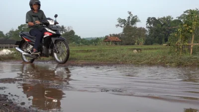 Anggota DPR RI Dedi Mulyadi mengungkapkan saat ini banyak anggaran yang tidak fokus sehingga pembangunan tak bisa dirasakan manfaatnya oleh masyarakat. Salah satunya perihal jalan rusak.