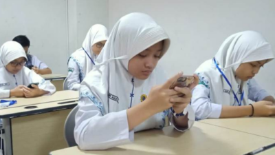 Ternyata!! SmartPhone Bisa Menjadikan Sebagai Alat Pendidikan! Ternyata!! SmartPhone Bisa Menjadikan Sebagai Alat Pendidikan!