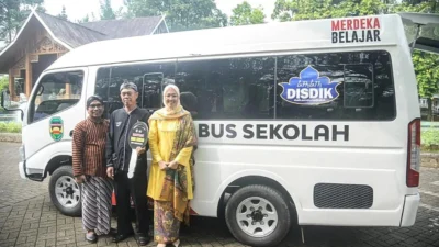 Kepala Sekolah di Daerah Terpencil Purwakarta Dapat Kendaraan Operasional