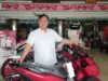 Kepala Cabang PD Lima Motor Subang Marvelly Alviano menunjukkan motor Vario 160.