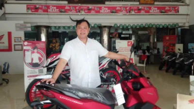 Kepala Cabang PD Lima Motor Subang Marvelly Alviano menunjukkan motor Vario 160.