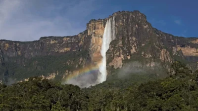 Air Terjun Paradise Falls atau Angel Falls (Image From: Encyclopedia Britannica)