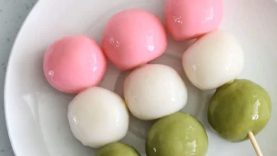 Camilan Kue Dango dari Jepang yang Sering Muncul di Anime (Image From: Simply Home Cooked)