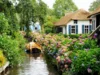 Menjelajahi Desa Giethoorn Sebagai Desa Terindah, Dijamin Betah (Image From: Travel + Leisure)