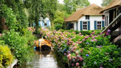 Menjelajahi Desa Giethoorn Sebagai Desa Terindah, Dijamin Betah (Image From: Travel + Leisure)