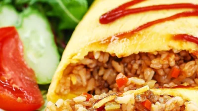 Hidangan Omurice, Nasi Goreng dengan Balutan Telur Dadar (Image From: Korean Bapsang)