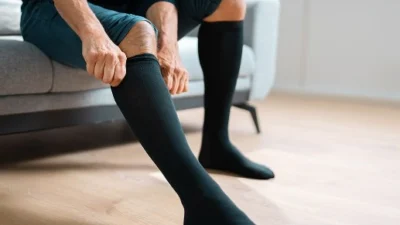 Stocking Kaki untuk Tampilan Fashion yang Lebih Berkelas. Sumber Foto via Everyday Health