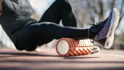 Teknik Pijat Foam Rolling untuk Atasi Otot Tegang dan Kaku. Sumber Foto via Runner's World