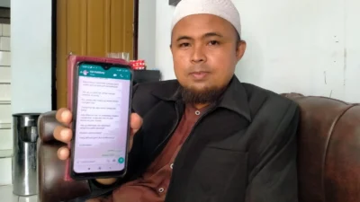 Agus Supriatna menunjukkan percakapan via WhatsApp dengan istrinya yang khawatir akan kondisinya di Sudan.