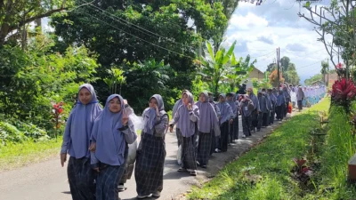 Aksi Pungut Sampah Santri As Syifa Al Khoeriyyah Sagalaherang