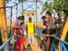 Perjuangan Bhabinkamtibmas Aiptu Komarudin Bangun Jembatan Bhayangkara, Cari Dana dengan Berjualan Kerajinan Tangan