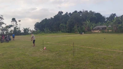 Karang Taruna Kampung Jagarnaek Gotong Royong Bersihkan Lapangan untuk Shalat Idul Adha