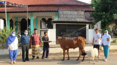 RS Siloam Purwakarta Serahkan Hewan Kurban untuk Warga Cibening