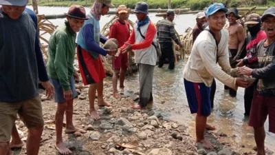 Petani Buat Bendungan