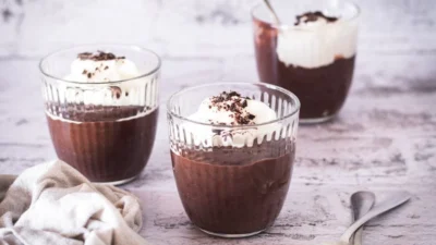 Ilustrasi Resep Puding Cokelat Saus Vanila (Image From: Cookies & Cups)