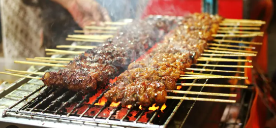 Aneka sate dengan saus kacang yang menggugah selera