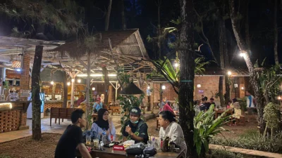 Tempat ngopi Warung Pinus di Sagalaherang Subang.