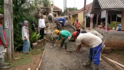 Pemdes Margahayu Bangun Jalan Cor Beton Di Kp. Buher