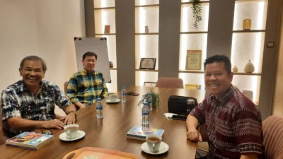 Dr Aqua Dwipayana (kiri) bersama Direktur Utama PT Mahkota Group Usli Sasri (kanan) dan Kepala Indonesia Eximbank Cabang Medan Alexander Halim.