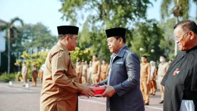 Semarakkan HUT ke-78 RI Pemkab Karawang Bagikan Ribuan Bendera Jelang HUT RI Ke-78