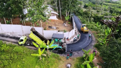 Yayasan As-Syifa Al-Khoeriyyah Perbaiki 2 KM Jalan di Jalancagak