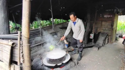 Cerita Kacub Petani yang Konsisten 30 Tahun Produksi Gula Aren, Apik Jalankan 'Ritual' yang Memakan Waktu Lama