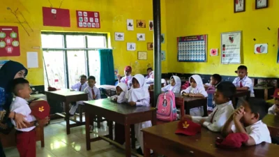 Cerita Orang Tua Antarkan Anak Masuk Sekolah di Hari Pertama, Rela Tinggalkan Kesibukan Demi Lihat Anak Belajar