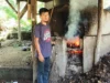 Melihat Penyulingan Daun Cengkeh di Serangpanjang, Proses Pengapian Harus Stabil