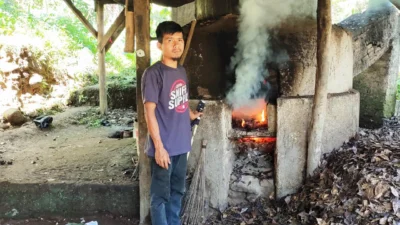 Melihat Penyulingan Daun Cengkeh di Serangpanjang, Proses Pengapian Harus Stabil